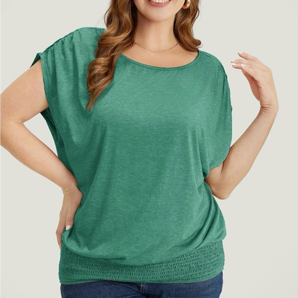 BloomChic Tops - NWT! Emerald green round neck ruched hemline size 26 or 4X